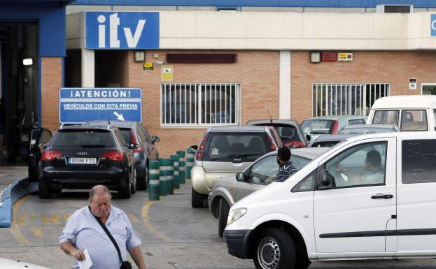 Cola de coches en la ITV de Vara de Quart.