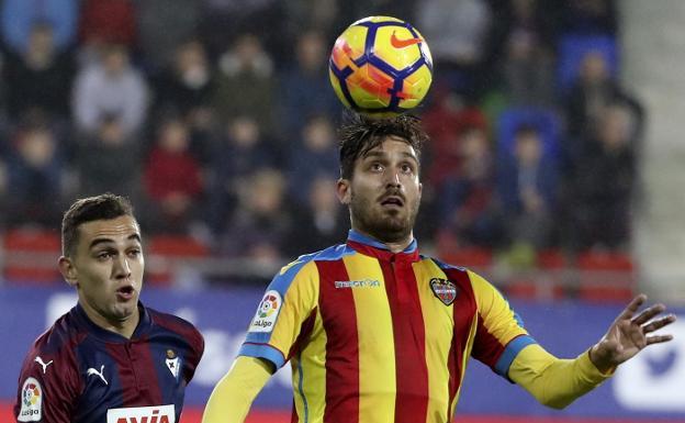 Campaña controla el balón en Eibar 