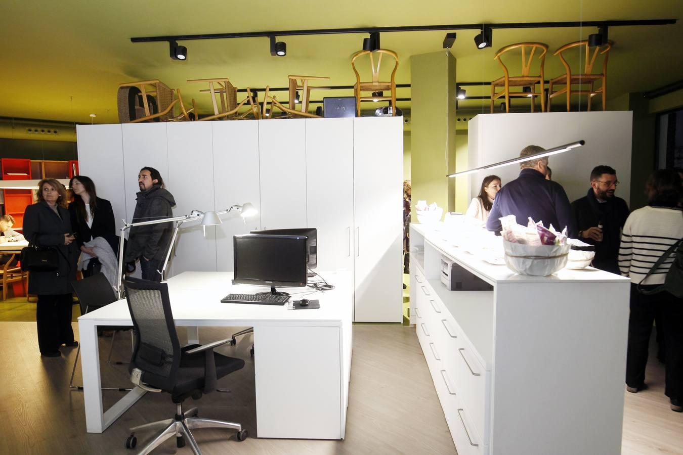 El Colegio de diseñadores de interior y el de publicistas inauguraron su nueva sede en la Gran Vía Germanías. Por parte de los publicistas acudieron: Carlos Muñoz, Ferrán Salas (Presidente del Colegio), María García, Miguel Lucas, Javier Burgos, Piluca Olmos, María López-Trigo, Miguel Llopis, José Luís Folgado Admunsen, Pepe Martínez, Sandra Femenía, (Vicedecana de Publicidad y RRPP del CEU), Rocío Blay (Vicedecana de la Universidad Jaume I), Vanessa Roger, de ESIC y Rosario Solá. También estuvo Alberto Gozálvez, José Torres Leal, Mariano García, Simon Stpney, Helena Ortíz, Eva Llorens, Ricardo Alcaide y Lola Giner. Entre los diseñadores, estuvo su decano Pepe Cosín, su antecesora María José Baselga, Toni Salinas, Arturo Catalá, Paco Sanchis, Sigfido Serra y Mateo Climent, Paqui Casans, Vicente Montañana y David Carrasco.