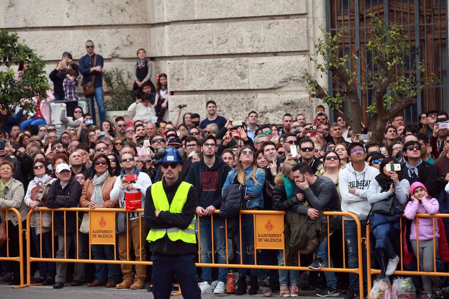 La pirotecnia madrileña Vulcano ha sido la encargada de disparar la mascletà de hoy, sábado 3 de marzo, en la plaza del Ayuntamiento de Valencia.