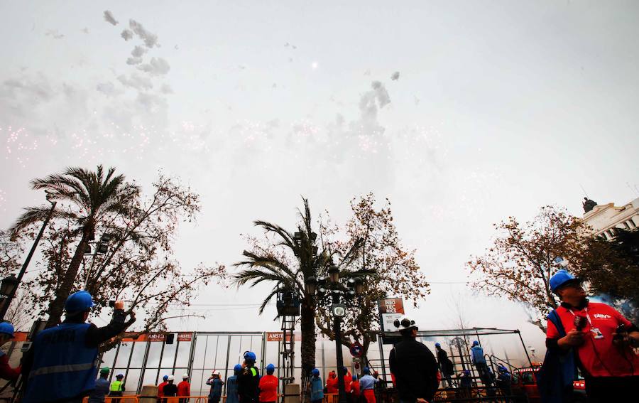 La pirotecnia madrileña Vulcano ha sido la encargada de disparar la mascletà de hoy, sábado 3 de marzo, en la plaza del Ayuntamiento de Valencia.