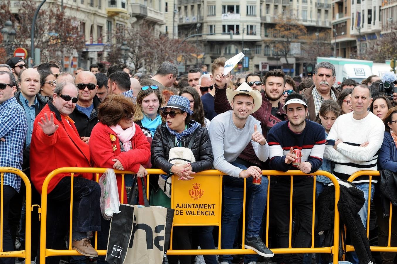 Fotos: Búscate en la mascletà de hoy, sábado 3 de marzo, disparada por Vulcano