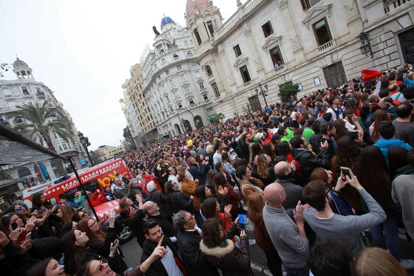 La pirotecnia madrileña Vulcano ha sido la encargada de disparar la mascletà de hoy, sábado 3 de marzo, en la plaza del Ayuntamiento de Valencia.