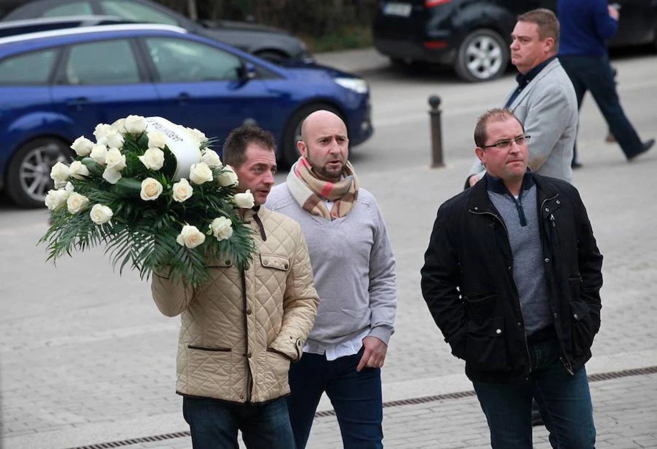 Familia, amigos y multitud de empresarios valencianos han querido despedir a Enrique Velarte, director general de la fábrica de rosquilletas Velarte, que falleció el pasado viernes en un accidente de tráfico. La capilla ardiente se instaló en el Tanatorio Municipal de Valencia, mientras que la misa funeral se ha celebrado este domingo en la Parroquia San Martín de Porres de L’Oliveral.