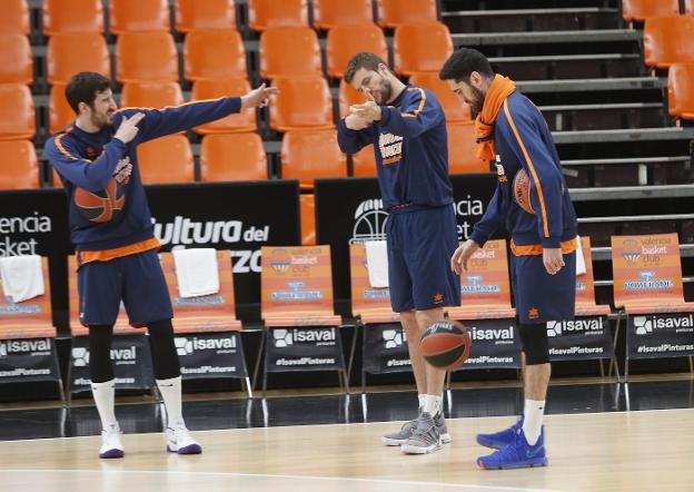 Guillem Vives bromea con Doornekamp durante un entrenamiento. 