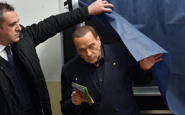 Silvio Berlusconi, líder de Forza Italia, deposita su voto este domingo.