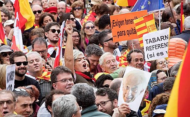 Los manifestantes lanzan consignas como "¡Boadella, president!". 