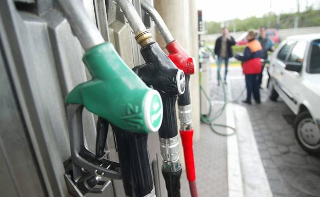 Varios conductores repostan gasolina en Valencia.