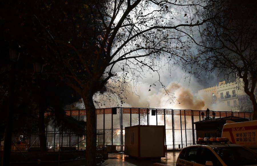 Fotos: Fotos de la mascletà de colores de pirotecnia Vulcano (3-03-2018)