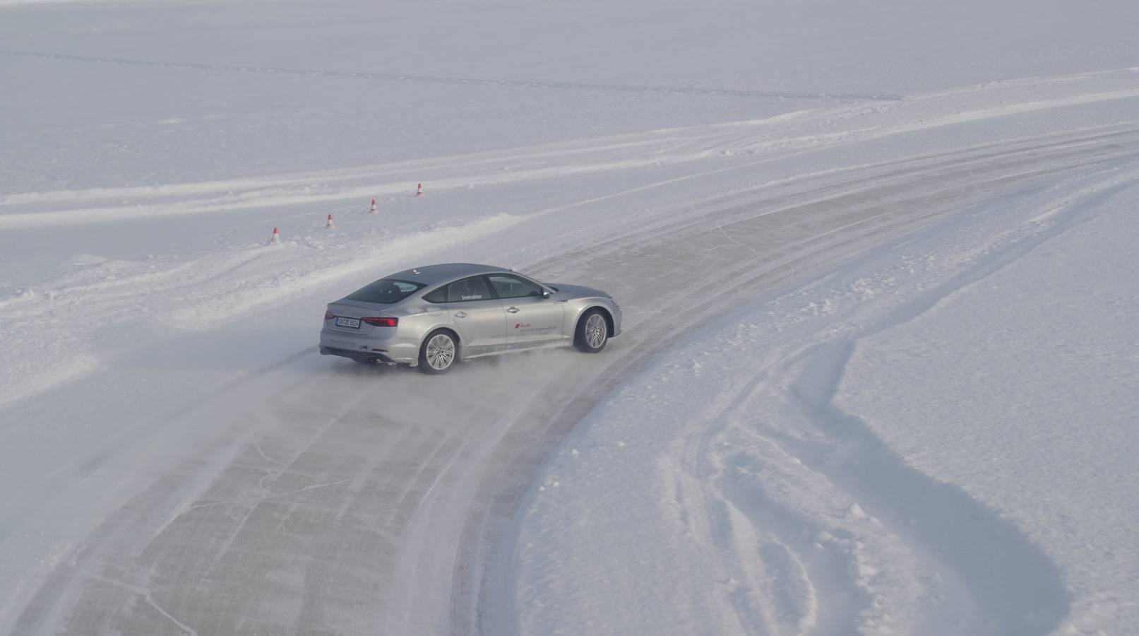 Uno de los mejores cursos de conducción que se pueden realizar en invierno es el 'Audi ice experience'. Una experiencia recomendable que nos ayuda a afrontar con seguridad las peores condiciones de adherencia en carretera.