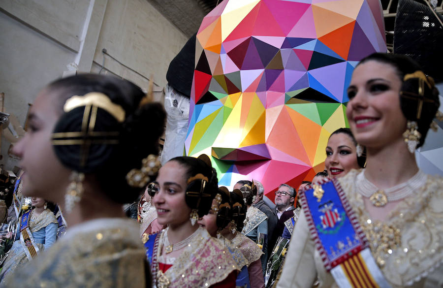 Rocío Gil y Daniela Gómez, falleras mayores de Valencia, han visitado hoy los talleres de los artistas falleros que se encuentran en la Ciudad del Artista Fallero de Valencia. Las máximas representantes de la fiesta josefina del cap i casal han tenido la posibilidad de comprobar como avanza el trabajo en la falla municipal obra de Latorre y Sanz bajo el diseño del artista internacional Okuda.