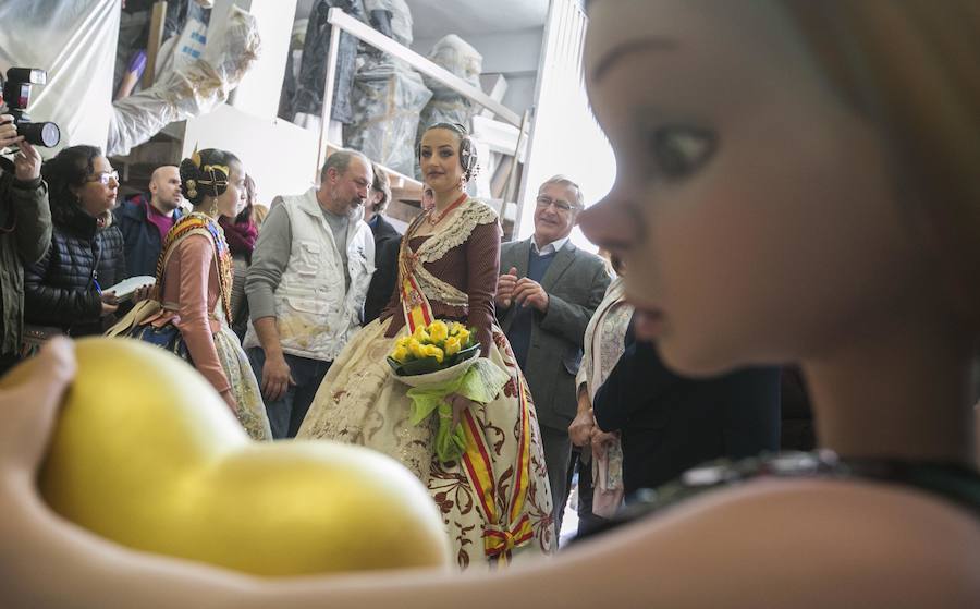 Rocío Gil y Daniela Gómez, falleras mayores de Valencia, han visitado hoy los talleres de los artistas falleros que se encuentran en la Ciudad del Artista Fallero de Valencia. Las máximas representantes de la fiesta josefina del cap i casal han tenido la posibilidad de comprobar como avanza el trabajo en la falla municipal obra de Latorre y Sanz bajo el diseño del artista internacional Okuda.