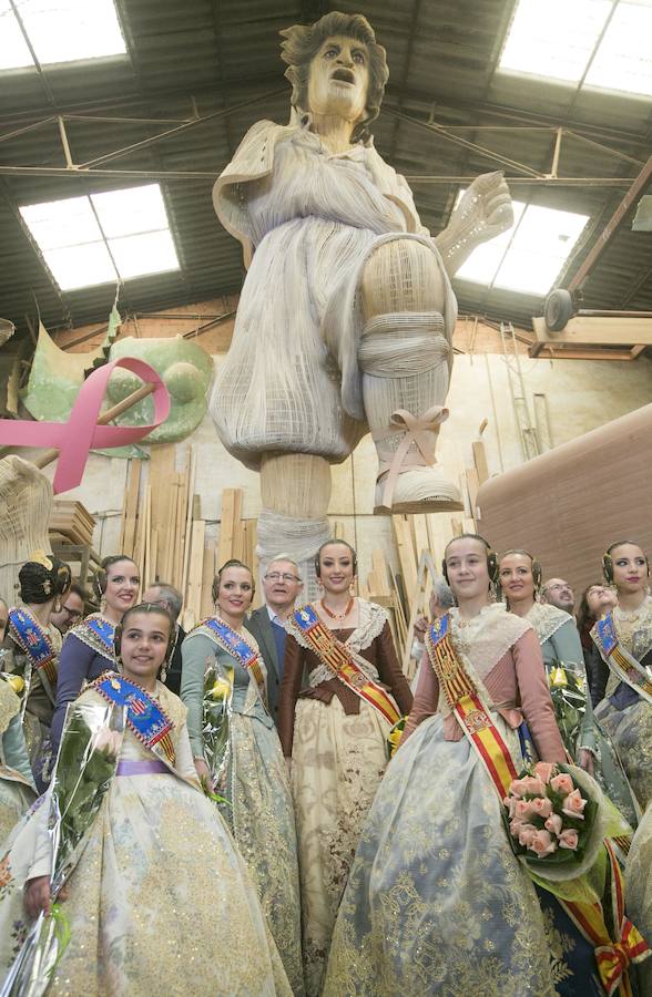 Rocío Gil y Daniela Gómez, falleras mayores de Valencia, han visitado hoy los talleres de los artistas falleros que se encuentran en la Ciudad del Artista Fallero de Valencia. Las máximas representantes de la fiesta josefina del cap i casal han tenido la posibilidad de comprobar como avanza el trabajo en la falla municipal obra de Latorre y Sanz bajo el diseño del artista internacional Okuda.