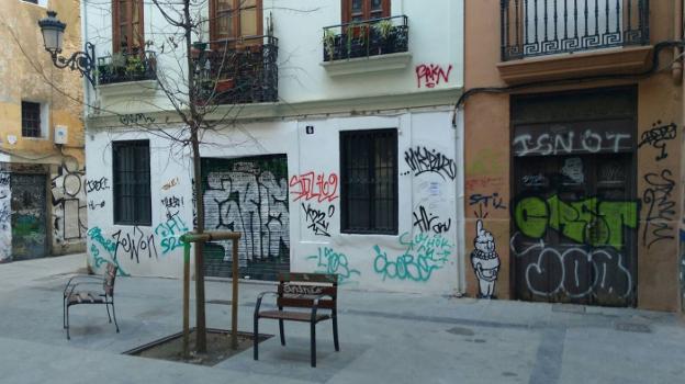 Varias pintadas afean los muros de los edificios de la plaza de Navarros. 