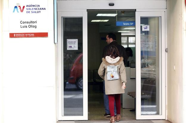 Pacientes acceden a un centro de salud valenciano. 