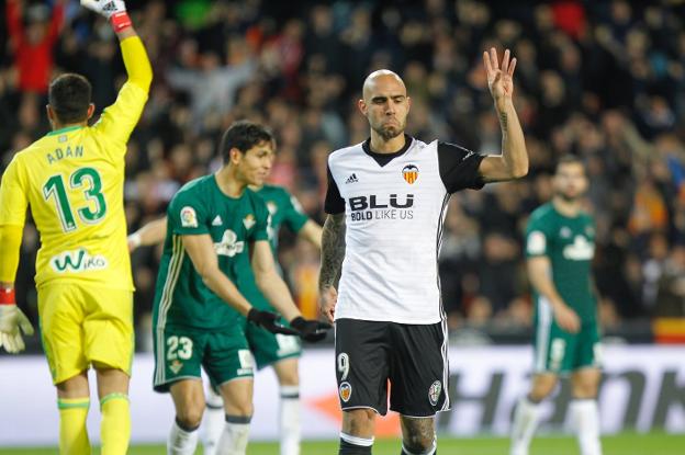 Zaza hace el gesto de 'hablar' con la mano tras anotar el 2-0 para el Valencia. 