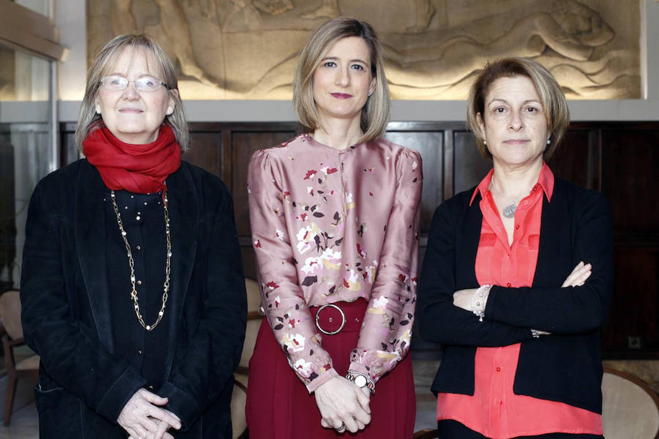 Eva Giner (izda.), Asun Gandía (centro) y Rosa Visiedo (dcha.) son las tres mujeres que pilotan las universidades privadas valencianas (VIU, Católica y CEU, respectivamente). Prueban que el camino hacia una sociedad menos desigual es posible. Ellas no pierden la esperanza, convencidas de que las generaciones venideras al fin aprobarán la asignatura pendiente de la paridad. 