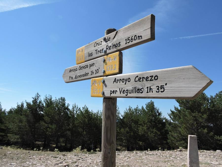 La ruta de la Cruz de los Tres Reinos, ubicada en el municipio de Castielfabib (Ademuz, Valencia). 