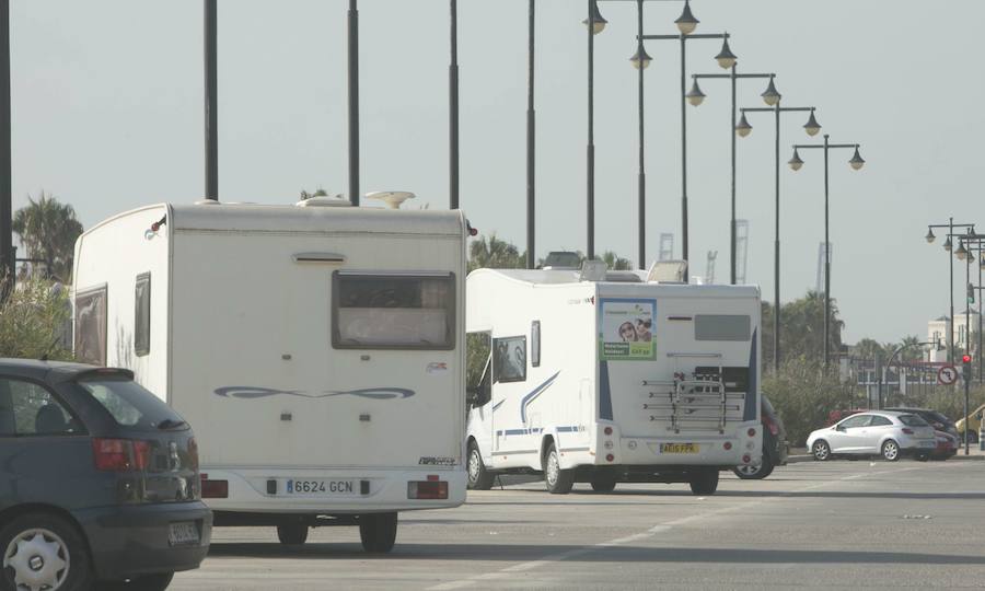 Usuarios de caravanas se cambian de ropa frente a los alumnos del colegio Blasco Ibáñez de Valencia