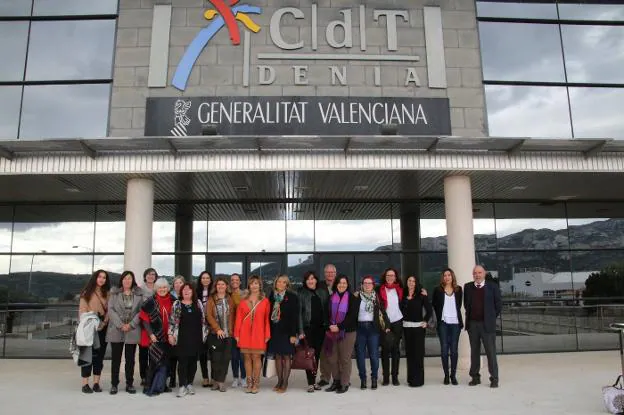 Autoridades y participantes en la jornada 'Gastronomía y Mujer' celebrada ayer en el CdT de Dénia. 