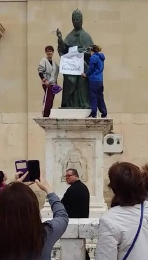 A la izquierda, miembros de Xateba durante su controvertida acción y arriba, el cartel original de Esquerra Unida que invitaba a la participación en este acto. 