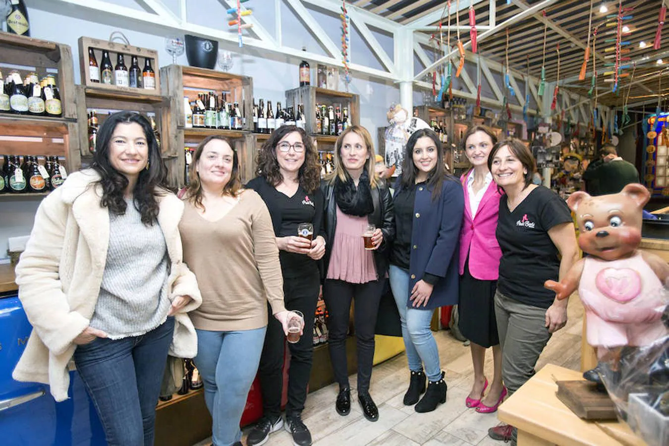 El Mercado de Colón sirvió de escenario para que el chapter español de Pink Boot Society (PBS), integrado por mujeres que trabajan profesionalmente en la producción de cerveza, reivindicase el pasado lunes el papel de las mujeres en esta industria con la producción.