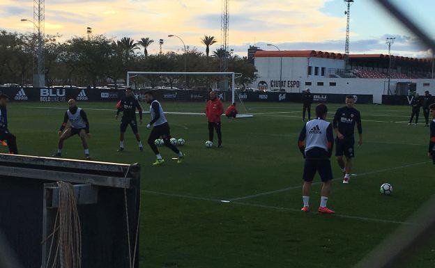 Los jugadores del Valencia durante su entrenamiento de hoy.