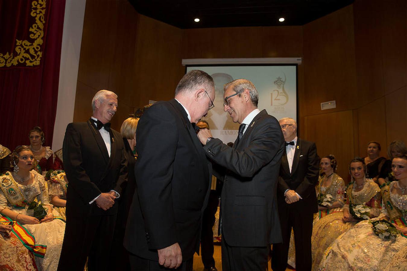 Convento Jerusalén-Matemático Marzal ha celebrado su 125 aniversario con una gala a través de la cual se ha hecho un repaso de la historia de la comisión. Al acto han acudido artistas falleros, falleras mayores e infantiles, así como miembros de la veterana comisión fallera.