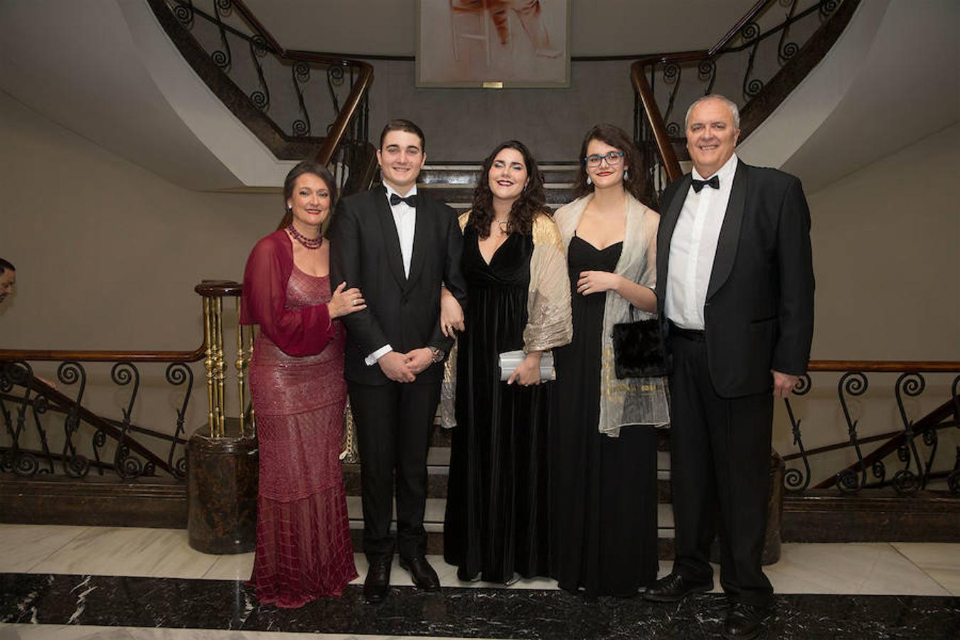 Convento Jerusalén-Matemático Marzal ha celebrado su 125 aniversario con una gala a través de la cual se ha hecho un repaso de la historia de la comisión. Al acto han acudido artistas falleros, falleras mayores e infantiles, así como miembros de la veterana comisión fallera.