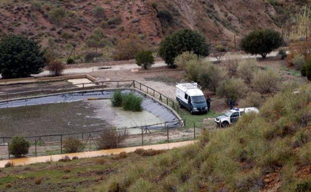 Efectivos de la Guardia Civil en la zona próxima a la depuradora, en cuyos alrededores fue hallada la camiseta de Gabriel. 