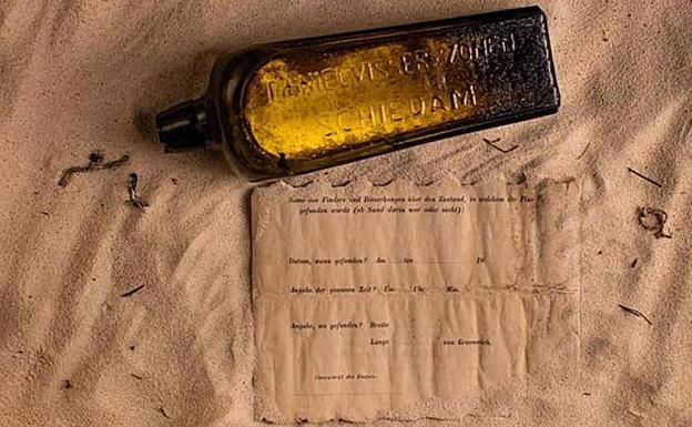 La botella y mensaje, encontrados en Australia 132 años después que ser lanzados al mar. 