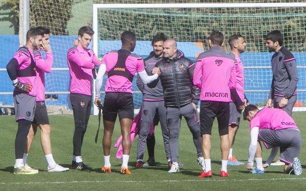 Paco López saluda a Lerma durante su estreno como entrenador del Levante. 