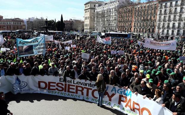 Manifestación demiles de agricultores e Madrid reclamando agua.