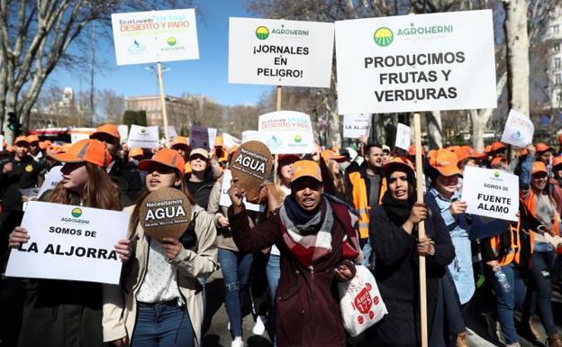 Imagen principal - Tres momentos de la manifestación de agricultores y regantes para pedir agua. 