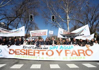 Imagen secundaria 1 - Tres momentos de la manifestación de agricultores y regantes para pedir agua. 