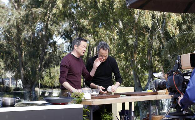 Los hermanos Torres, cocineros, graban su programa de cocina en El Palmar.