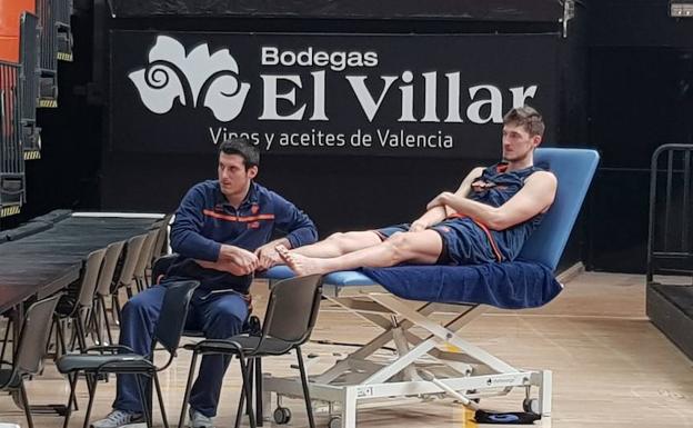 Durante el entrenamiento del Valencia Basket, Pleiss recibe cuidados.