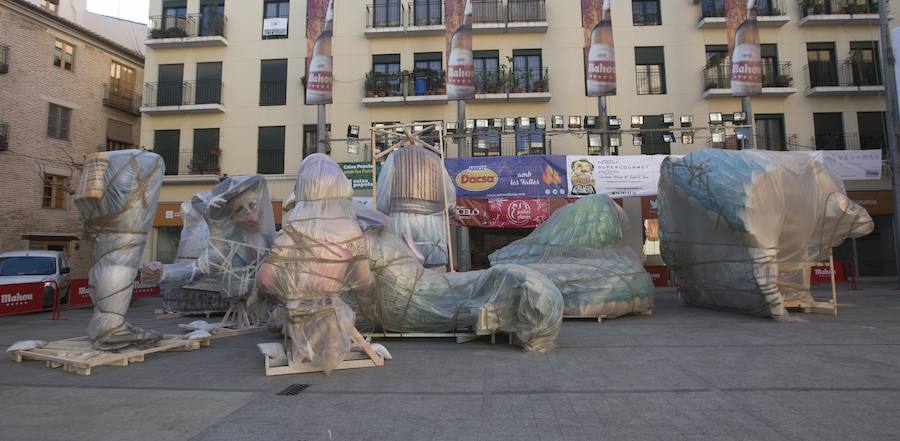 Paco Torres precisó dos horas de maniobras para poder entrar en la plaza de El Pilar los primeros ninots