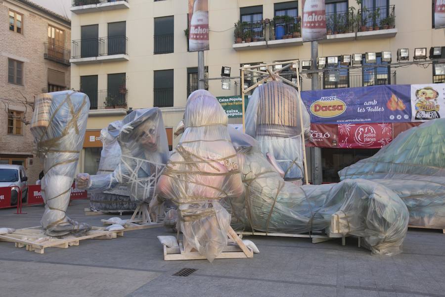 Paco Torres precisó dos horas de maniobras para poder entrar en la plaza de El Pilar los primeros ninots