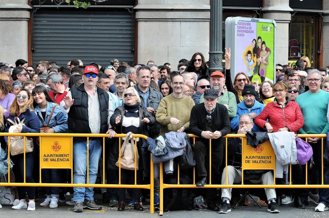 Fotos del público de la mascletà del 8 de marzo de las Fallas 2018. La pirotécnica María José Laro Zamorano, de Caballer FX Global Foc, ha disparado por error el terremoto final al principio, pero ha reaccionado y el espectáculo no se ha detenido. Así, ha logrado una ovación de los espectadores.