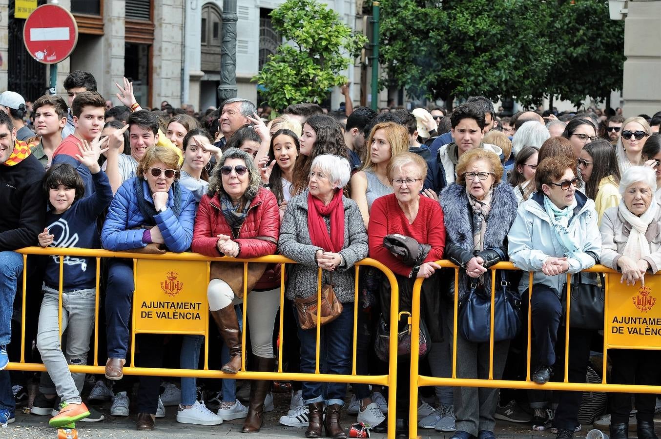 Fotos del público de la mascletà del 8 de marzo de las Fallas 2018. La pirotécnica María José Laro Zamorano, de Caballer FX Global Foc, ha disparado por error el terremoto final al principio, pero ha reaccionado y el espectáculo no se ha detenido. Así, ha logrado una ovación de los espectadores.