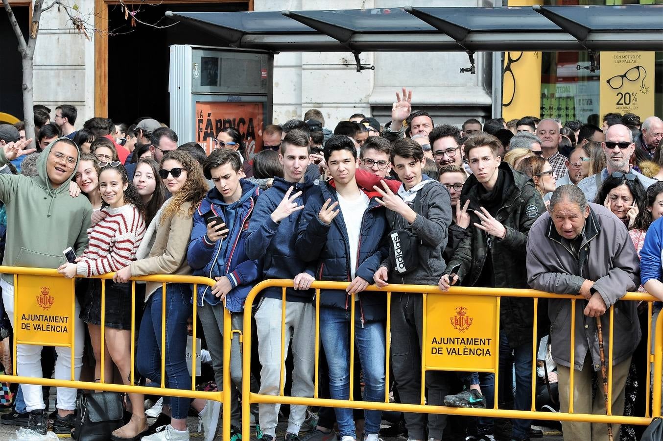 Fotos del público de la mascletà del 8 de marzo de las Fallas 2018. La pirotécnica María José Laro Zamorano, de Caballer FX Global Foc, ha disparado por error el terremoto final al principio, pero ha reaccionado y el espectáculo no se ha detenido. Así, ha logrado una ovación de los espectadores.