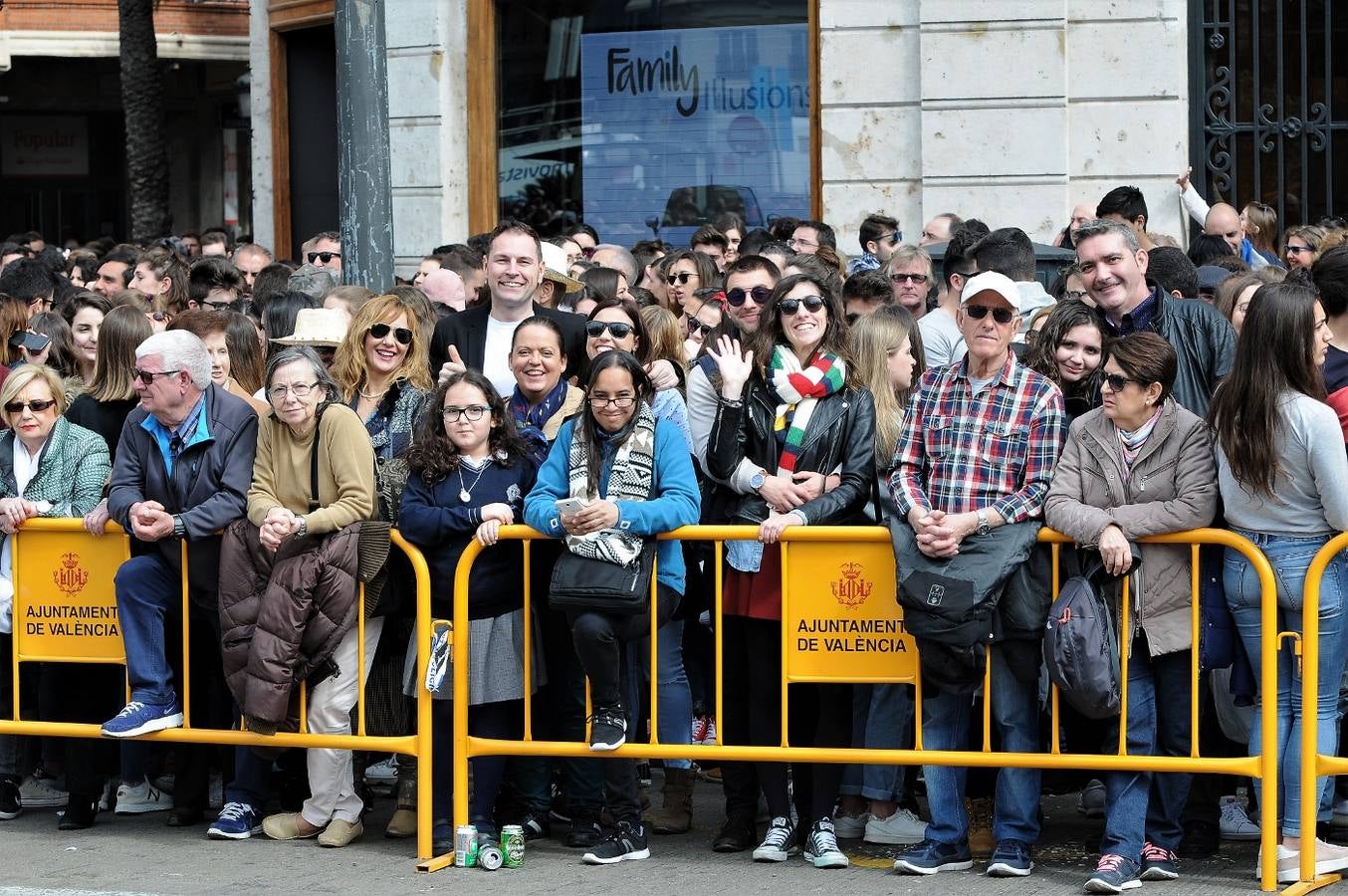 Fotos del público de la mascletà del 8 de marzo de las Fallas 2018. La pirotécnica María José Laro Zamorano, de Caballer FX Global Foc, ha disparado por error el terremoto final al principio, pero ha reaccionado y el espectáculo no se ha detenido. Así, ha logrado una ovación de los espectadores.