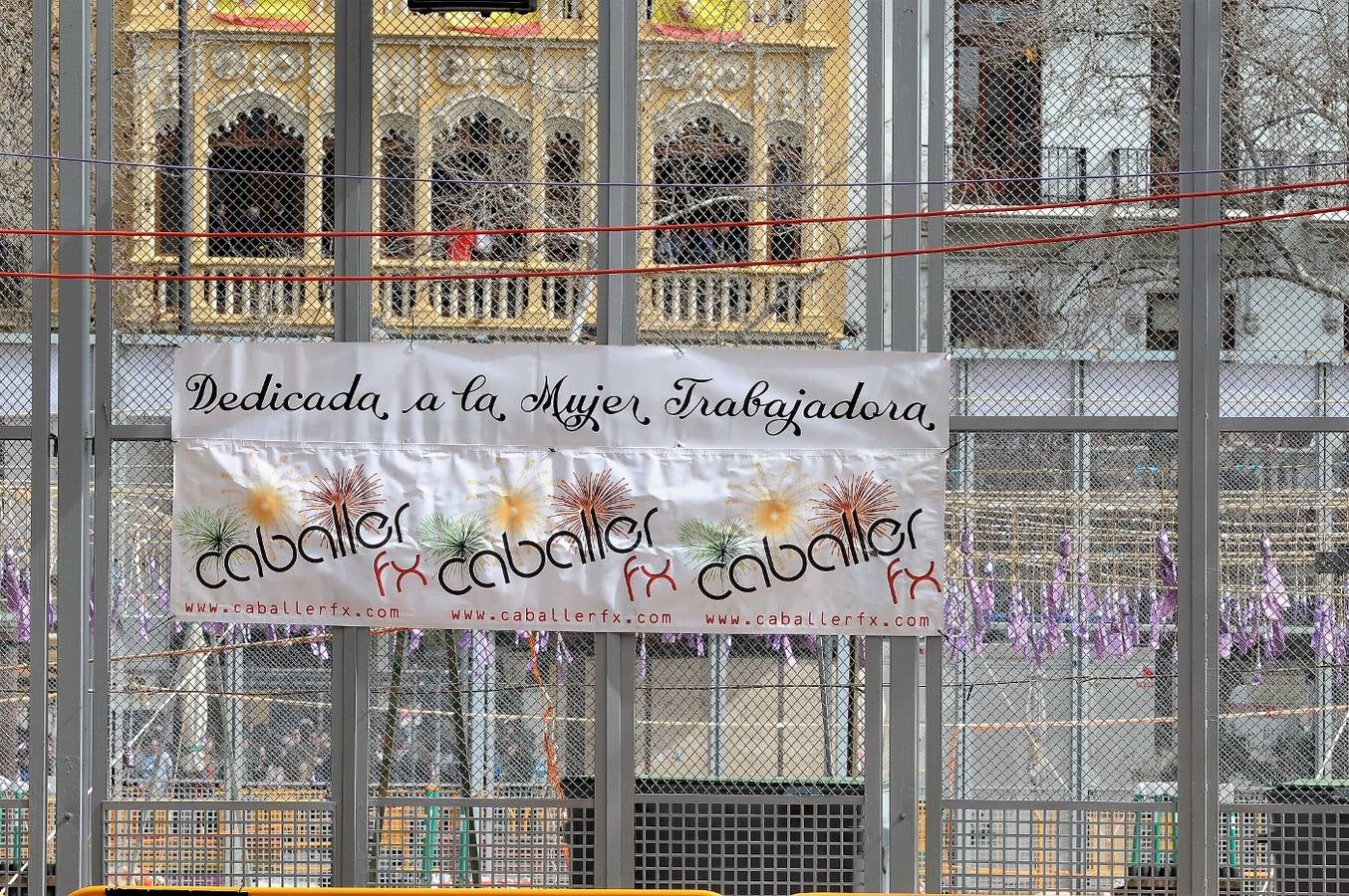 Fotos del público de la mascletà del 8 de marzo de las Fallas 2018. La pirotécnica María José Laro Zamorano, de Caballer FX Global Foc, ha disparado por error el terremoto final al principio, pero ha reaccionado y el espectáculo no se ha detenido. Así, ha logrado una ovación de los espectadores.