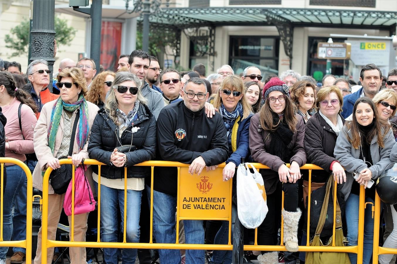 Fotos del público de la mascletà del 8 de marzo de las Fallas 2018. La pirotécnica María José Laro Zamorano, de Caballer FX Global Foc, ha disparado por error el terremoto final al principio, pero ha reaccionado y el espectáculo no se ha detenido. Así, ha logrado una ovación de los espectadores.