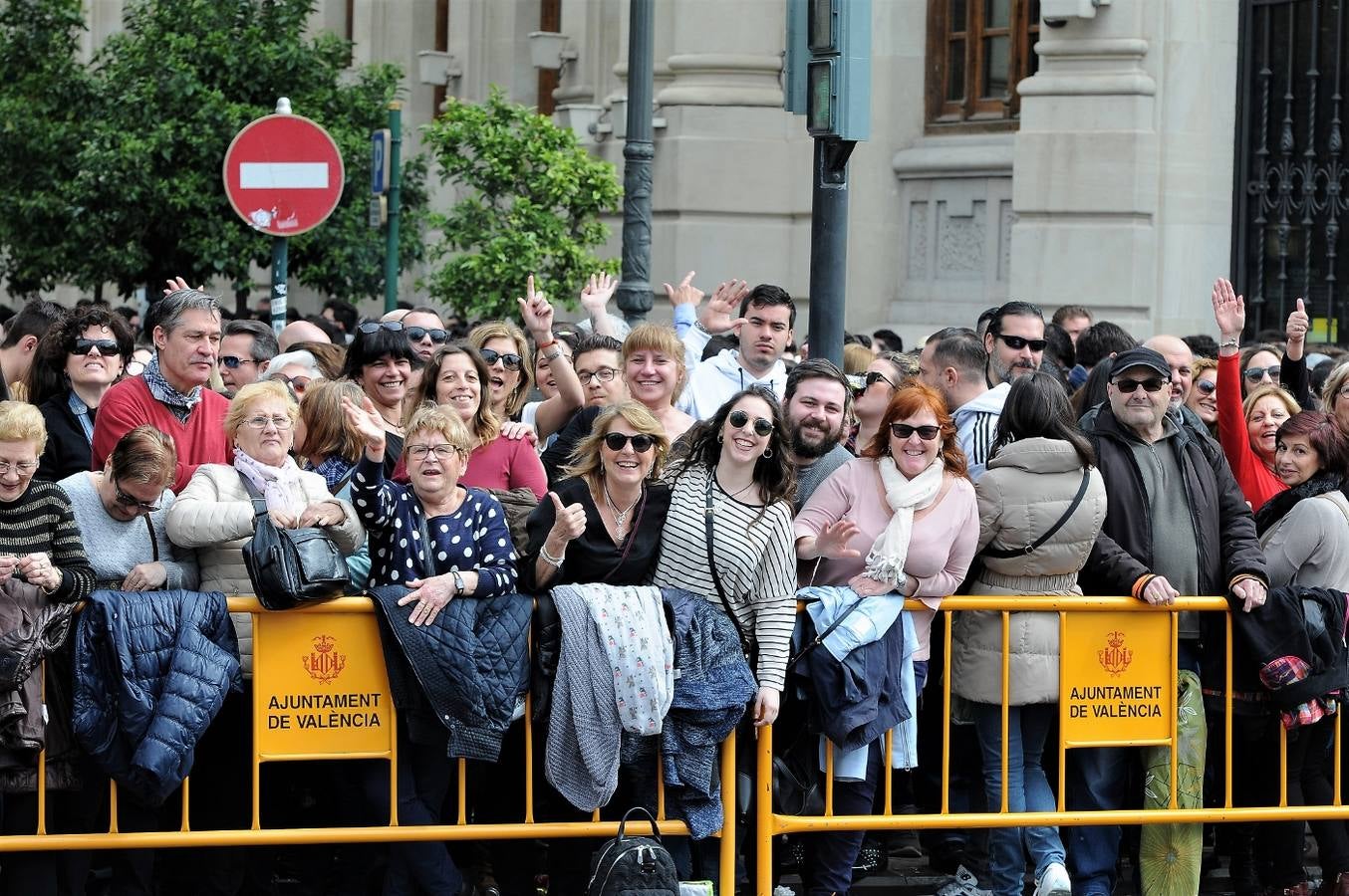 Fotos del público de la mascletà del 8 de marzo de las Fallas 2018. La pirotécnica María José Laro Zamorano, de Caballer FX Global Foc, ha disparado por error el terremoto final al principio, pero ha reaccionado y el espectáculo no se ha detenido. Así, ha logrado una ovación de los espectadores.