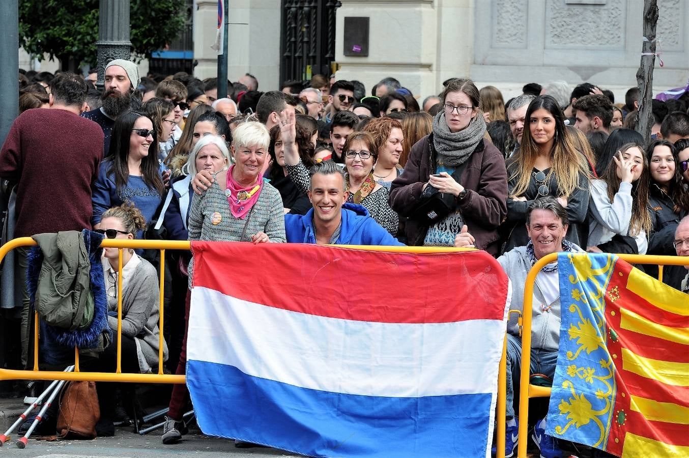 Fotos del público de la mascletà del 8 de marzo de las Fallas 2018. La pirotécnica María José Laro Zamorano, de Caballer FX Global Foc, ha disparado por error el terremoto final al principio, pero ha reaccionado y el espectáculo no se ha detenido. Así, ha logrado una ovación de los espectadores.