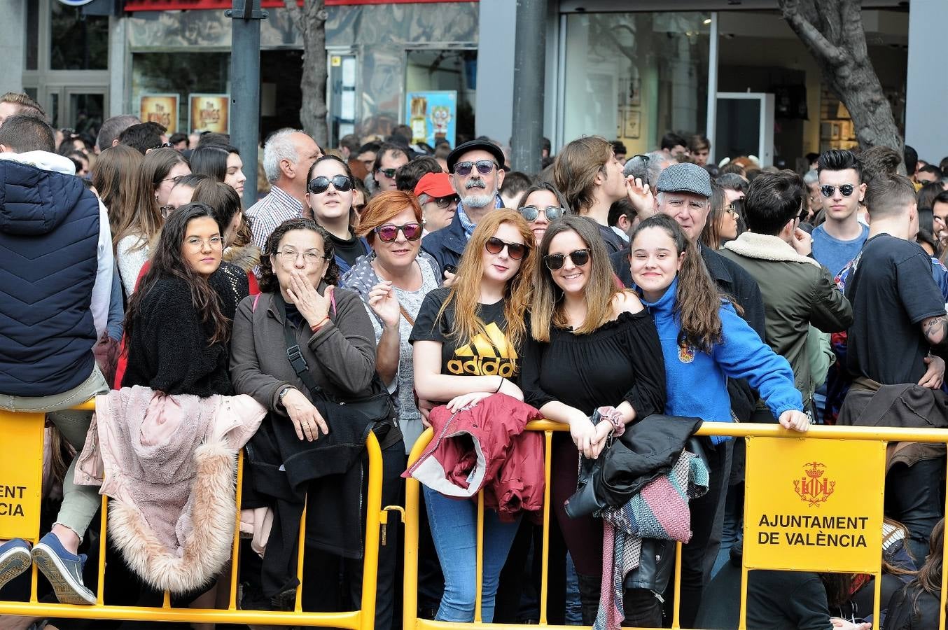 Fotos del público de la mascletà del 8 de marzo de las Fallas 2018. La pirotécnica María José Laro Zamorano, de Caballer FX Global Foc, ha disparado por error el terremoto final al principio, pero ha reaccionado y el espectáculo no se ha detenido. Así, ha logrado una ovación de los espectadores.