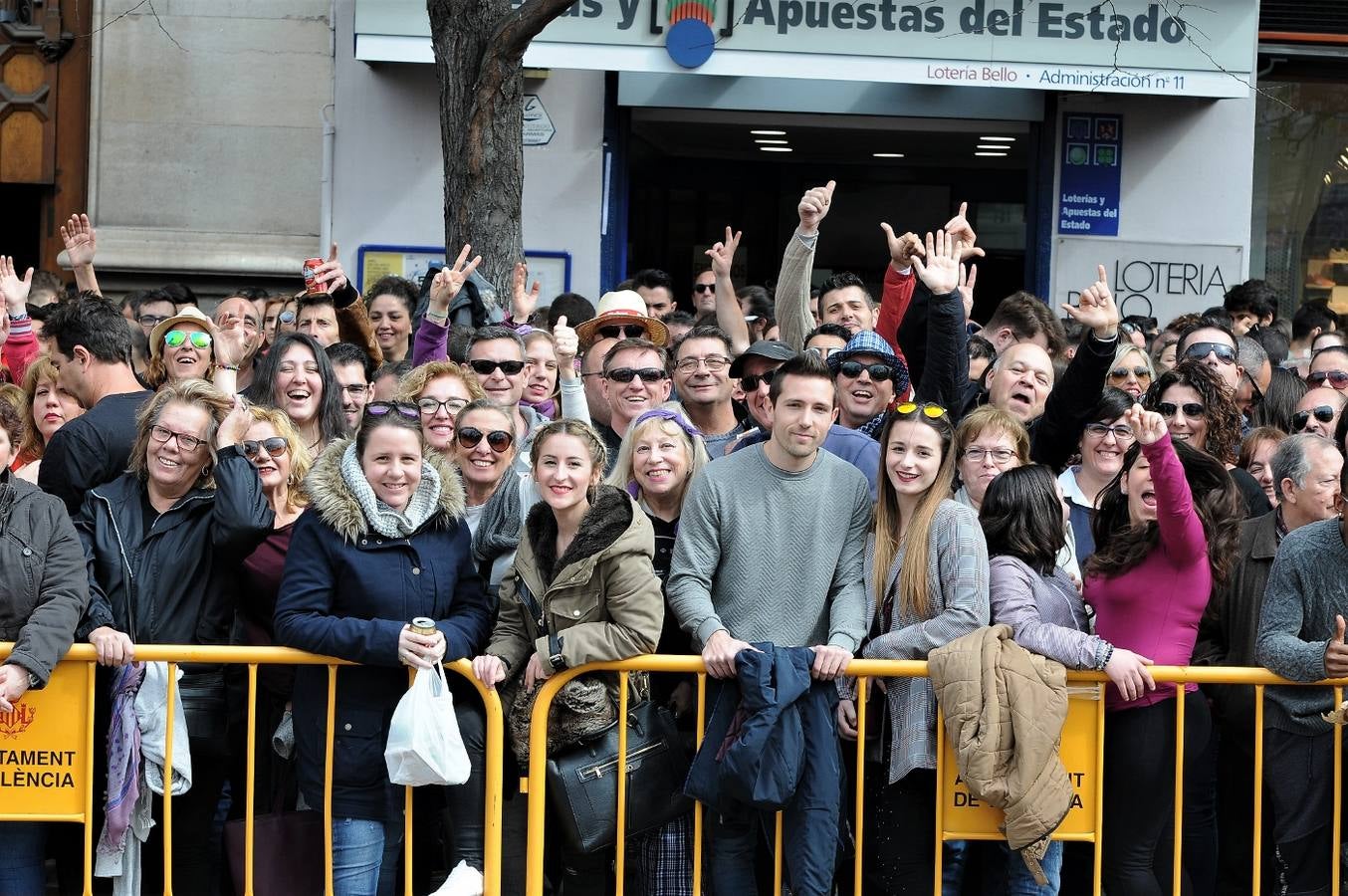 Fotos del público de la mascletà del 8 de marzo de las Fallas 2018. La pirotécnica María José Laro Zamorano, de Caballer FX Global Foc, ha disparado por error el terremoto final al principio, pero ha reaccionado y el espectáculo no se ha detenido. Así, ha logrado una ovación de los espectadores.