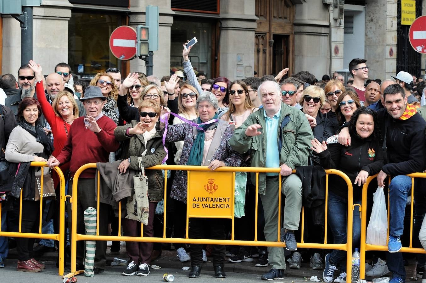 Fotos del público de la mascletà del 8 de marzo de las Fallas 2018. La pirotécnica María José Laro Zamorano, de Caballer FX Global Foc, ha disparado por error el terremoto final al principio, pero ha reaccionado y el espectáculo no se ha detenido. Así, ha logrado una ovación de los espectadores.